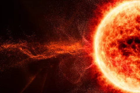 Rechts im Bild ist die Sonne mit heißen Ausbrüchen zu sehen und in der Mitte bis nach links erstreckt sich ein Ausbruch.